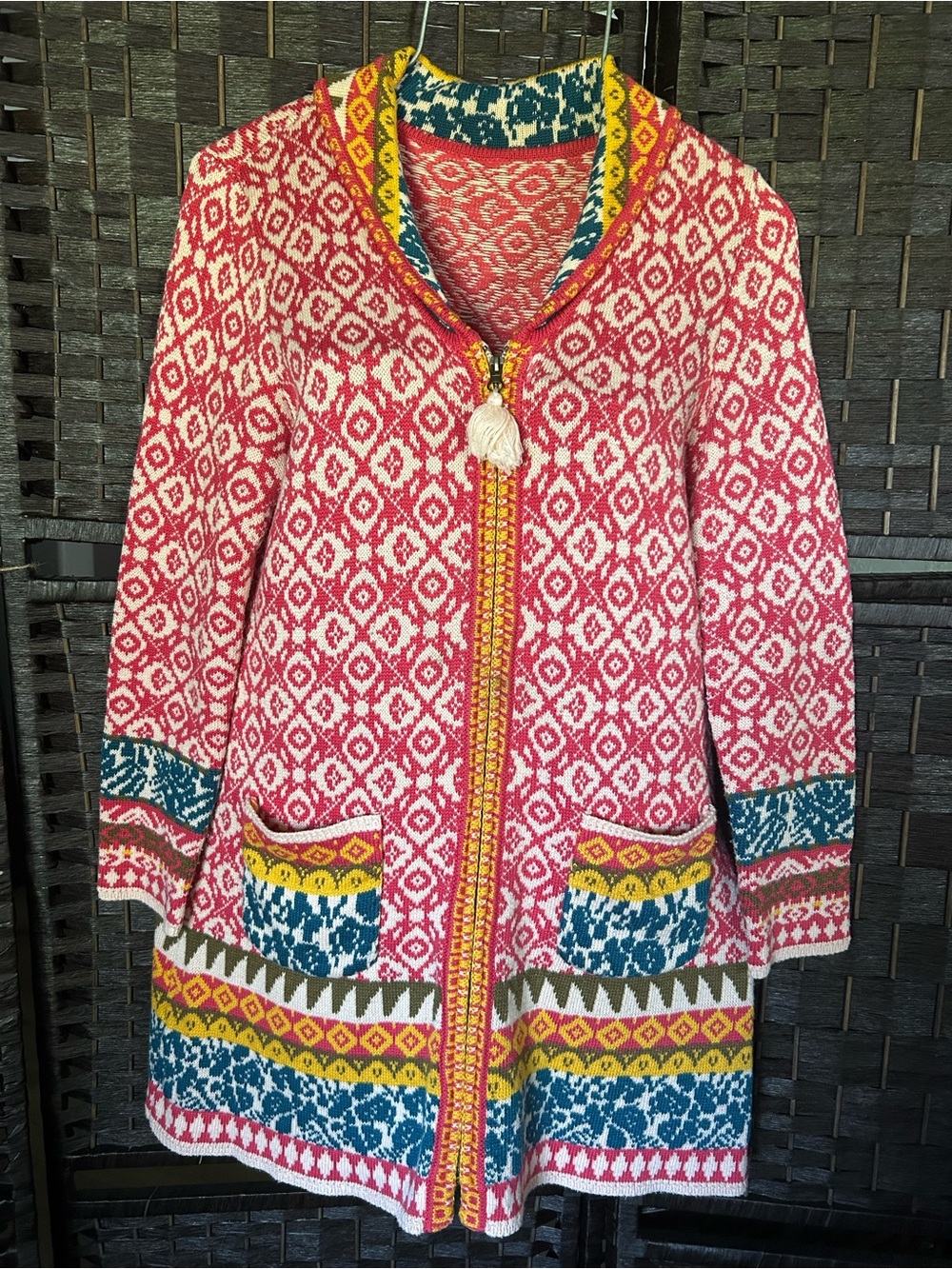 Zip up women’s cardigan pink and white color tags are removed